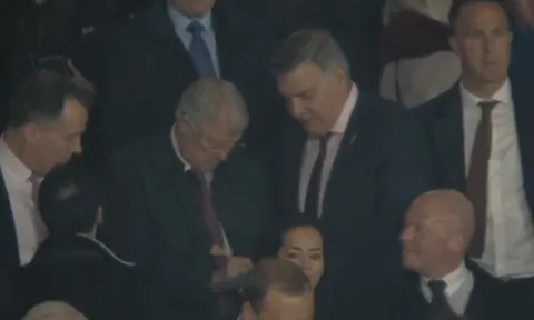 Big Sam xin chữ ký Sir Alex, khán giả Old Trafford thích thú