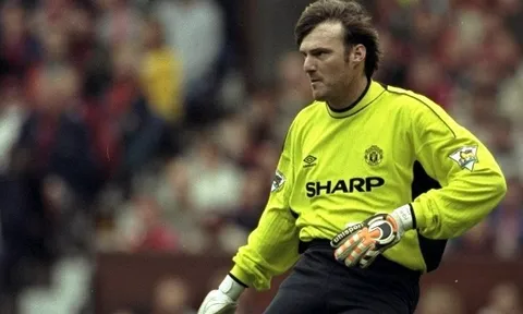 "Sir Alex đã cầu xin tôi ở lại"