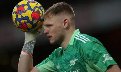 Sir Bobby Charlton dạy cho Aaron Ramsdale bài học về sự tôn trọng