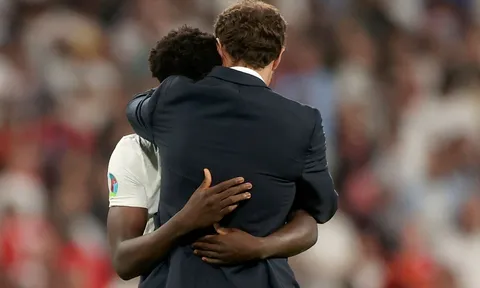 Roy Keane chỉ trích 2 ngôi sao tuyển Anh vì để Saka đá pen