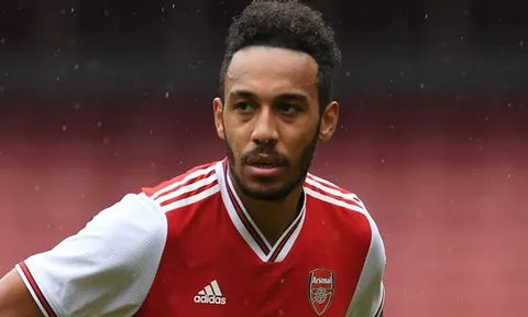Đội trưởng Arsenal bị phạt nặng vì xúc phạm ông lớn
