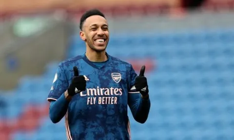 So sánh Aubameyang trước và sau khi gia hạn hợp đồng với Arsenal