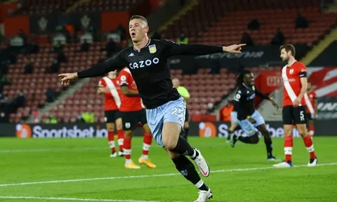 SỐC! Bê tha, 'kẻ bị Chelsea ruồng rẫy' làm loạn nơi công cộng