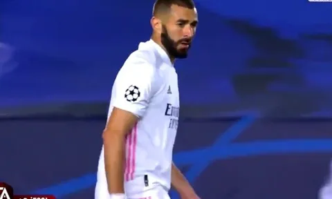 SỐC! Benzema khiến CĐV 'phì cười' với pha xử lý vụng về