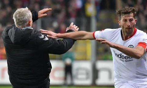 SỐC! Bundesliga dậy sóng, "kẻ ám sát" Bayern hành động phi thể thao, nhận thẻ đỏ rời sân