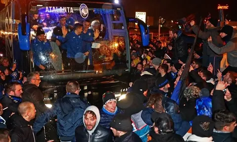 SỐC: Hàng ngàn Tifosi xuống đường "đi bão", mừng Atalanta vượt qua vòng bảng Champions League
