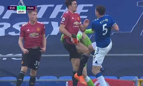 SỐC! Hết đốn giò Van Dijk ghê rợn, Pickford lại triệt hạ Maguire