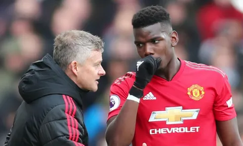 SỐC! Neville vạch trần "bộ mặt thật" của Solskjaer trong vụ Pogba