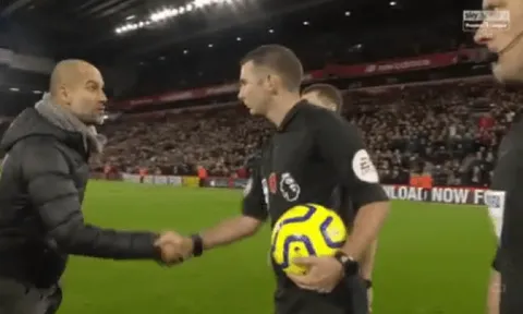 SỐC! Pep Guardiola có hành động không ngờ với trọng tài sau thất bại