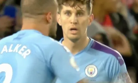 CHOÁNG! Ức chế cùng cực, 2 sao Man City cãi lộn nhau ngay trên sân