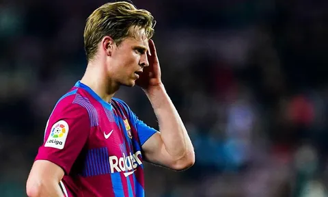 Bạn gái ra mặt, De Jong có câu trả lời cho Chelsea