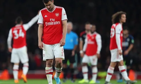 Hòa bạc nhược, fan Arsenal điên tiết: "1 cặp đôi hết thời và của nợ, sa thải Emery!"
