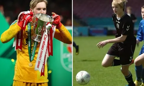 Người hùng của Liverpool hóa ra là một tiền đạo đích thực