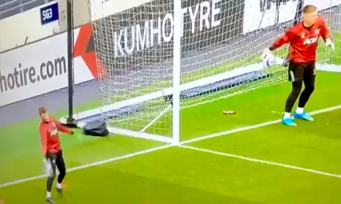 CHOÁNG! De Gea thế này, bảo sao mất vị trí vào tay Henderson