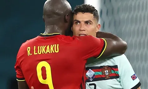 Bỉ đi tiếp, Lukaku lập tức có 1 hành động với Ronaldo