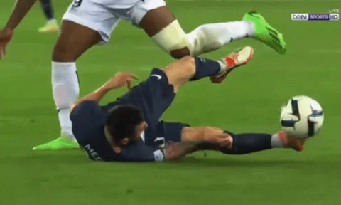 Fan trầm trồ trước pha xử lý của Messi