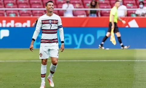 Cristiano Ronaldo bị la ó khi trở lại Madrid