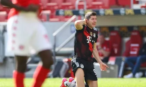 Lewandowski tái xuất trừng phạt Hack, Bayern lại thua đau