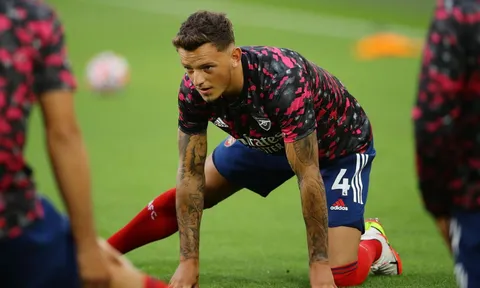 CĐV Arsenal tức điên gọi Ben White là gã hề, một Luiz tóc ngắn