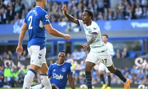 Sterling ăn mừng hụt trong ngày ra mắt Chelsea