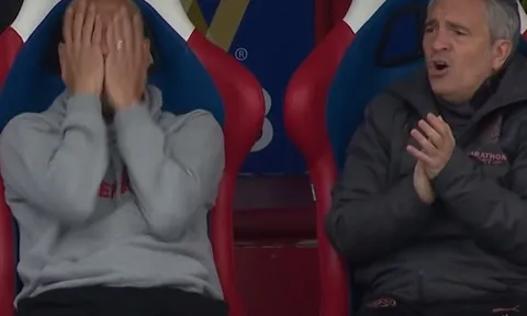 Sterling chứng nào tật nấy, Guardiola vò đầu ôm mặt ngoài đường biên