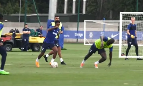 Sterling khiến Koulibaly chới với
