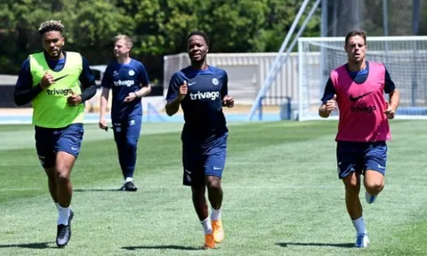 Sterling tập luyện buổi đầu tiên cùng Chelsea