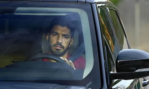 Suarez dọn sạch đồ đạc, đẫm lệ trong ngày chia tay Barca
