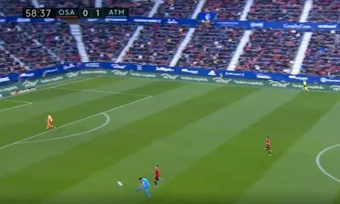 Suarez ghi bàn từ khoảng cách gần 40 m