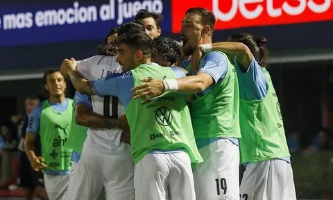 Suarez hóa người hùng, Uruguay sáng cửa dự World Cup