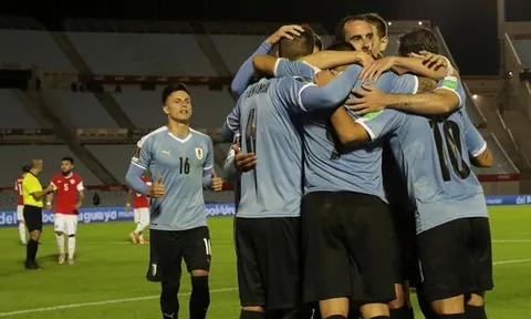 Suarez gọi - Alexis Sanchez trả lời, Uruguay thắng nghẹt thở ở phút 90+3