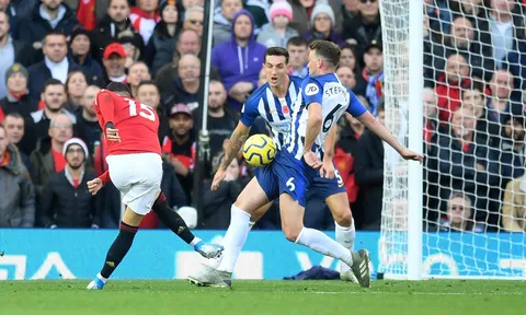 Sút tung lưới Brighton, Man Utd là "thánh hưởng lợi" ở Premier League