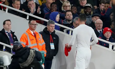 SỐC: Xhaka hành xử điên rồ với khán giả Arsenal