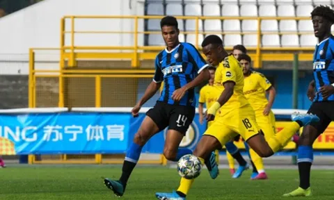 Tài không đợi tuổi, “hiện tượng” sinh năm 2004 của Dortmund tiếp tục gây bão