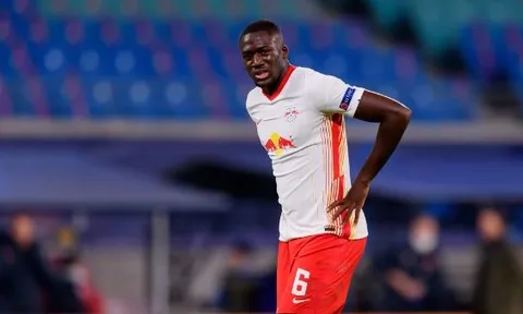 Tại sao Man Utd không chiêu mộ 'đá tảng' 1m94 như Liverpool?