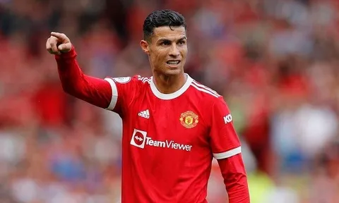 "Tại sao Man Utd lại phải bám lấy Ronaldo?"