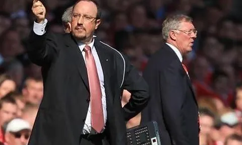 Tấm thẻ vàng khơi mào cuộc khẩu chiến dai dẳng giữa Sir Alex và Benitez