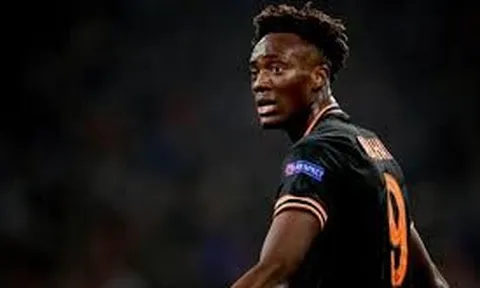 Tammy Abraham 'tịt ngòi', lời nguyền số 9 liệu đã linh ứng?