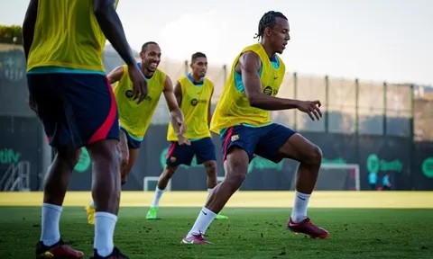 Tân binh 60 triệu xuất hiện khí thế trên sân tập Barca