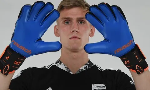 Tân binh Alex Runarsson khoe số áo, ra mắt Arsenal cực 'ngầu'