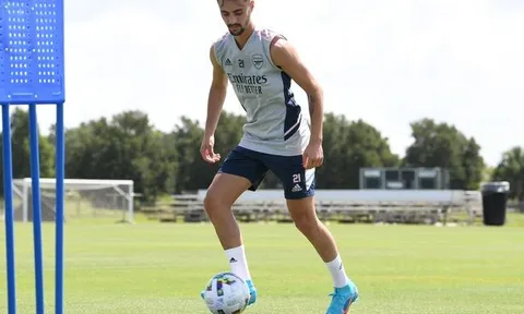 Tân binh Arsenal chọn phong cách giữa Messi và Ronaldo