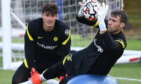 Tân binh Chelsea ra sân tập luyện cùng các đồng đội mới