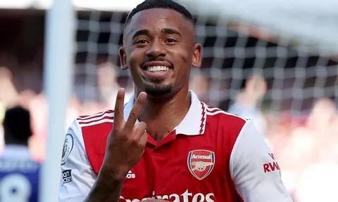 Tân binh Arsenal như 'chích doping', Leicester hoàn toàn bị nhấn chìm