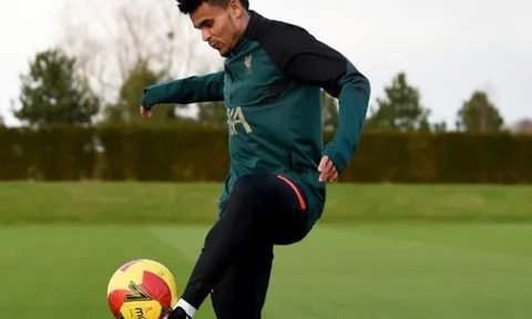 Tân binh Liverpool nhún nhảy, khoe số áo, e ấp trong vòng tay Van Dijk