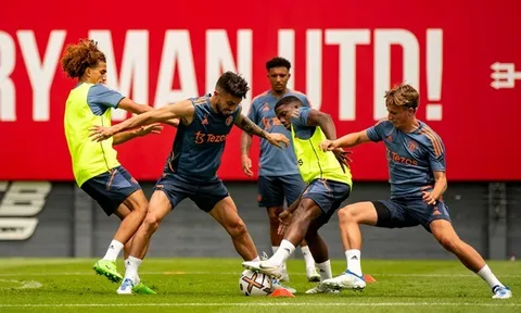 Tân binh Man Utd sớm 'thị uy' với đàn anh