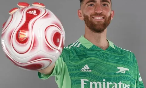 Tân binh thứ 3 tạo dáng 'cool ngầu' trong ngày ra mắt Arsenal