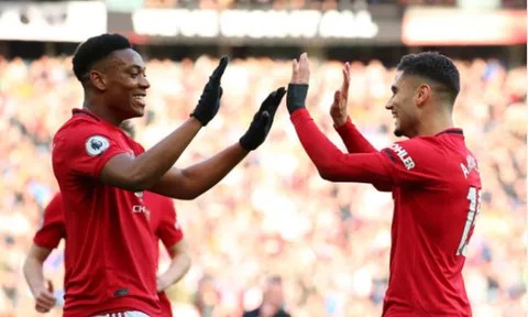 Hàng công thăng hoa, Man United áp sát Arsenal trên BXH
