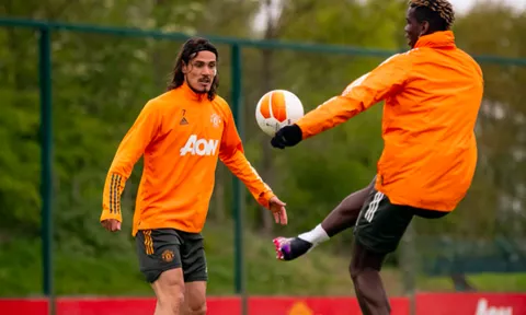 Pogba khiến Cavani trố mắt, 3 sao trẻ xuất hiện trên sân tập M.U