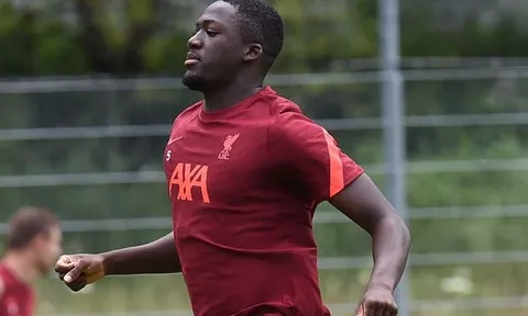 Tập với Liverpool chưa lâu, Konate đã bộc lộ thế mạnh công thủ