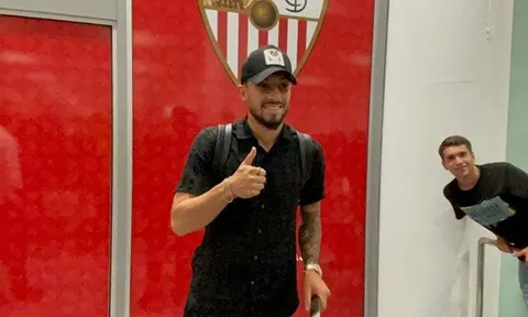Alex Telles đã có mặt ở Sevilla